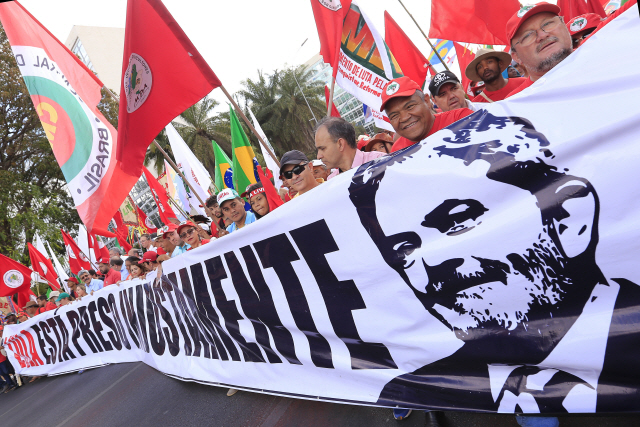 루이스 이나시우 룰라 다 시우바 전 브라질 대통령 지지자 1만여명이 15일(현지시간) 수도 브라질리아에서 집회를 열어 “룰라를 석방하라”고 외치며 행진하고 있다.      /브라질리아=EPA연합뉴스