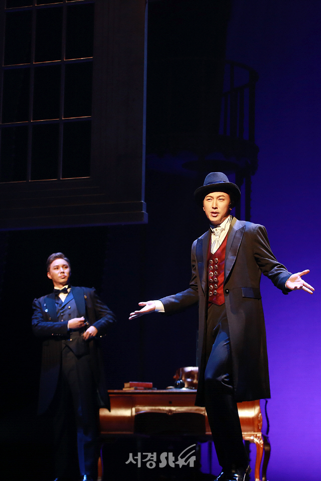 배우 박건형이 뮤지컬 ‘바넘: 위대한 쇼맨’ 프레스콜에 참석해 장면 시연을 선보이고 있다.