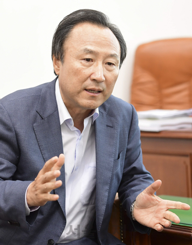 '불법 정치자금 수수' 홍일표 벌금 1,000만원 선고…의원직 상실
