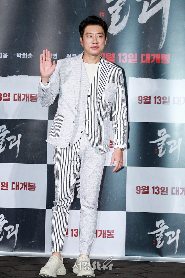 배우 김명민이 영화 ‘믈괴’ 제작보고회에 참석해 포토타임을 갖고 있다.