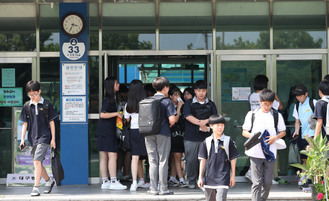 지난달 17일 대구시 수성구 한 중학교에서 학생들이 수업을 마치고 하교하고 있다. /연합뉴스