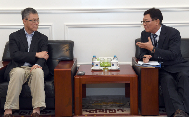 양시위(사진 왼쪽) 중국 국제문제연구소 연구원과 문일현(오른쪽) 정법대 교수가 한반도 비핵화 과제 등에 대한 대담을 하고 있다.  /베이징=이호재기자