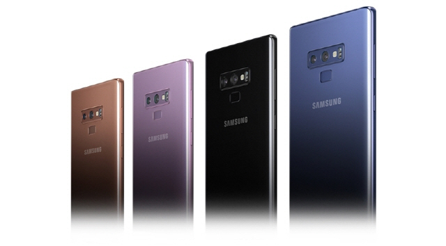 삼성전자 갤럭시 노트9의 네가지 색상. 왼쪽부터 메탈릭 코퍼, 라벤더 퍼플, 미드나잇 블랙, 오션 블루. /사진제공=삼성전자