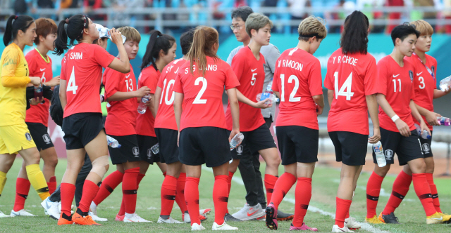 한국 여자축구 대표팀 선수들이 16일 2018 자카르타·팔렘방 아시안게임 A조 1차전에서 대만에 2대1 승리를 거둔 뒤 그라운드를 나오고 있다. /팔렘방=연합뉴스