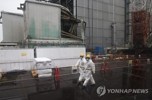 유엔 인권전문가 그룹은 16일(현지시간) 공동성명을 통해 일본 정부가 후쿠시마 원전 방사능 청소 작업에 투입한 근로자 수만 명의 권리를 보호할 것을 촉구했다. 이들은 “방사선 노출 위험을 속인 채 근로자들을 착취할 가능성과 경제적으로 어려운 근로자들이 위험한 작업 환경을 받아들일 수밖에 없는 상황 등을 우려한다”며 근로자들에게 적절한 훈련 및 보호 조치가 이뤄져야 한다고 말했다. 사진은 후쿠시마 원전./출처=연합뉴스