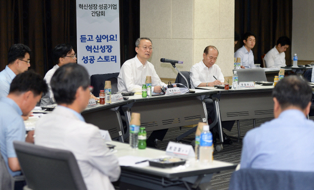 백운규 산업통상자원부 장관이 17일 경기도 성남 한국전자무역센터에서 열린 ‘혁신성장 성공 기업인과의 간담회’에서 인사말을 하고 있다.  /사진제공=산업통상자원부