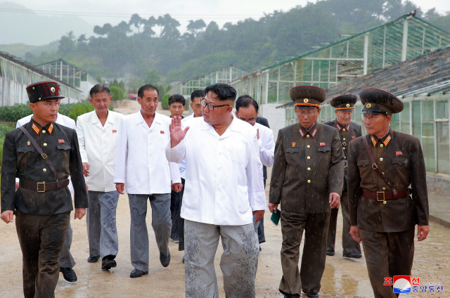 김정은 북한 국무위원장이 평안남도 양덕군의 온천지구를 시찰했다고 조선중앙통신이 17일 보도했다./연합뉴스[평양 조선중앙통신]