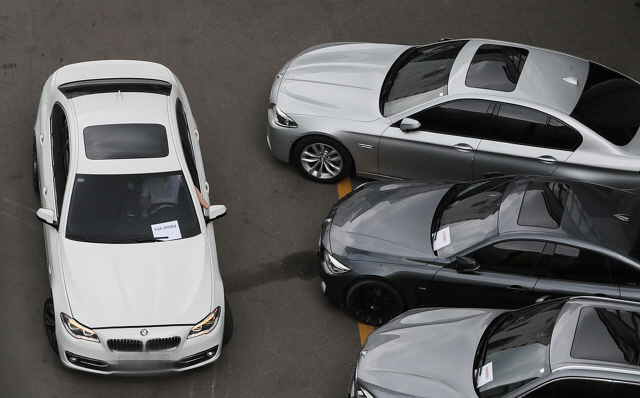 13일 오전 서울시내 한 BMW서비스센터에서 한 차량이 안전점검을 받기 위해 이동하고 있다./연합뉴스
