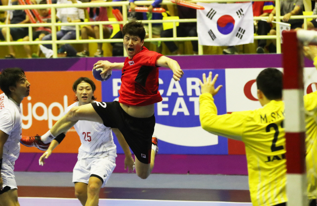 한국 남자 핸드볼 대표팀의 정의경(가운데)이 17일 일본전에서 슈팅을 하고 있다. 26대26으로 비긴 한국은 B조 1위로 그룹 결선에 올랐다.  /연합뉴스