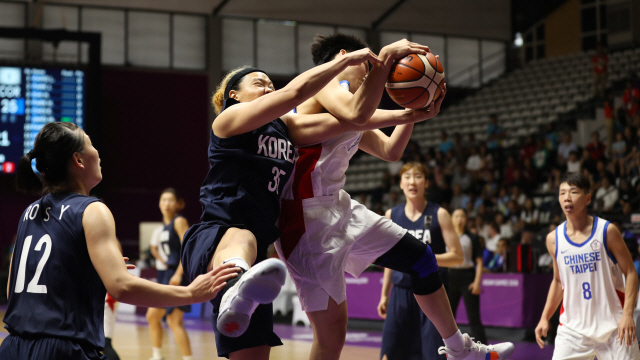 여자 농구 남북 단일팀의 김한별(왼쪽 두 번째)이 17일 대만과의 아시안게임 조별리그 경기에서 상대 선수와 치열한 볼 다툼을 벌이고 있다.  /연합뉴스