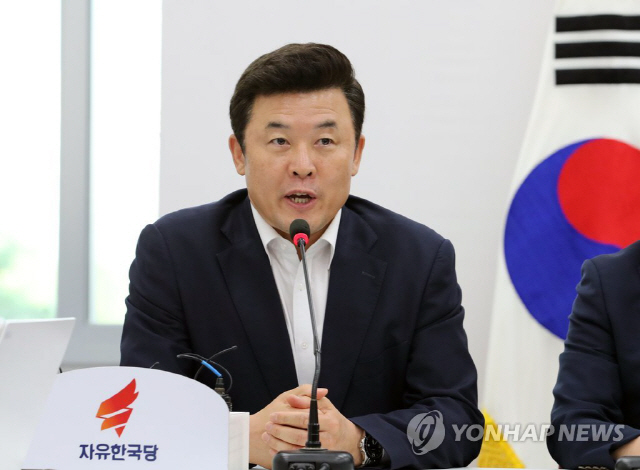 윤영석 자유한국당 수석대변인 의원이 7월 19일 오후 국회에서 열린 기자회견에서 유임 소감을 밝히고 있다.