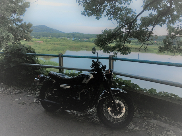 여름에는 물가를 달려야 그나마 덜 덥다. 계곡 가는 길에 잠시 쉬며 찍은 가와사키 W800.