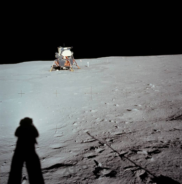 1969년 7월 20일 아폴로11호를 타고 최초로 달에 발을 내디딘 닐 암스트롱이 달 착륙선을 촬영해 보내온 사진. 암스트롱의 그림자가 보인다. /미국항공우주국(NASA) 홈페이지 캡처
