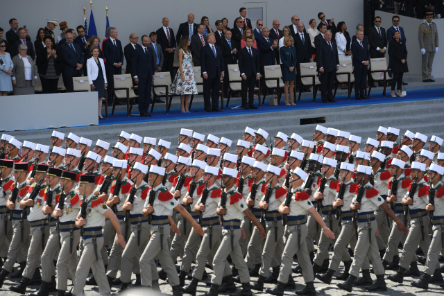 도널드 트럼프 미국 대통령(사진 가운데 왼쪽)은 지난해 7월14일 프랑스 대혁명을 기념하는 파리 열병식을 참관하고 있다./파리=AFP연합뉴스