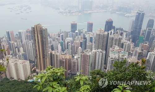 홍콩의 아파트 가격이 천정부지로 치솟으면서 홍콩 정부가 아파트 가격을 안정시킬 대책 마련에 부심하고 있다. 빅토리아 언덕에서 내려다본 홍콩의 아파트촌. /홍콩=연합뉴스