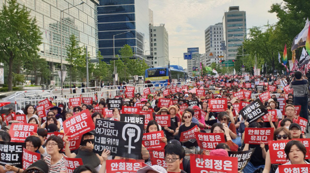 18일 ‘미투 운동과 함께하는 시민행동’이 주최한 긴급 집회에 주최 측 추산 오후6시 기준 약 7,000명의 시민이 모여 있다. 이들은 안희정 전 충남지사에 대한 무죄 판결을 비판하며 재판부와 사법부를 규탄했다./오지현기자