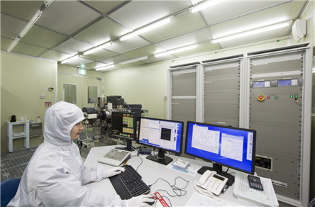 원자력연구원 연구팀이 핵사찰 시료에 대한 SIMS 입자 분석을 진행하고 있다. /사진제공=한국원자력연구원