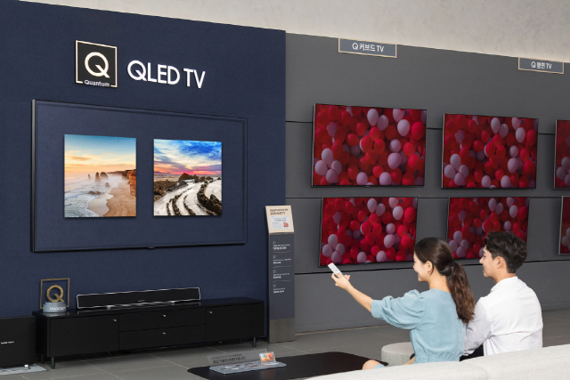 삼성전자 측이 삼성 디지털프라자 용인구성점에서 새롭게 단장한 QLED TV 존을 소개하고 있다./사진제공=삼성전자