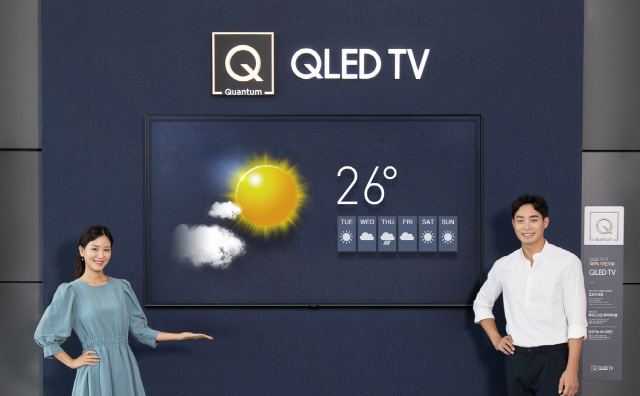 삼성전자 측이 삼성 디지털프라자 용인구성점에서 새롭게 단장한 QLED TV 존을 소개하고 있다./사진제공=삼성전자