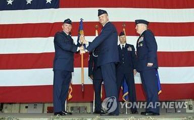 데이비드 슈메이커 대령(오른쪽)이 지난해 5월 26일 미 공군 제8전투비행단장 취임식에서 7공군 사령관에게 기수를 넘겨받고 있다. / 사진=연합뉴스