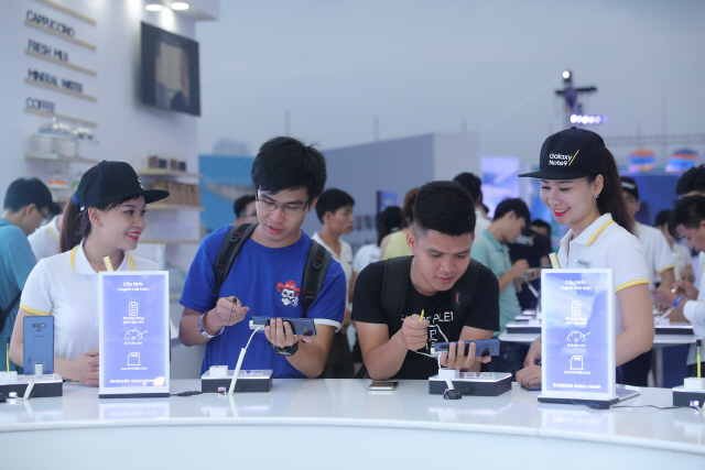 베트남 소비자들이 18일(현지시간) 하노이 마이딘 스타디움에서 열린 ‘갤럭시 노트9’ 출시 행사에서 ‘갤럭시 노트9’를 체험하고 있다. /사진제공=삼성전자