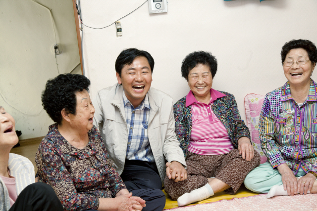 김관영 의원이 지역구 어르신들을 만나 이야기하다 함께 웃음을 터뜨리고 있다./김관영 의원실 제공