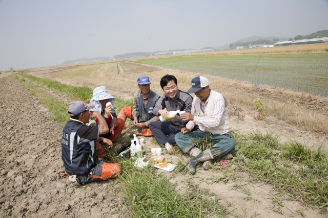 김 의원이 농번기 농민들과 밭일을 한 뒤 새참으로 막걸리를 마시고 있다./김관영 의원실 제공