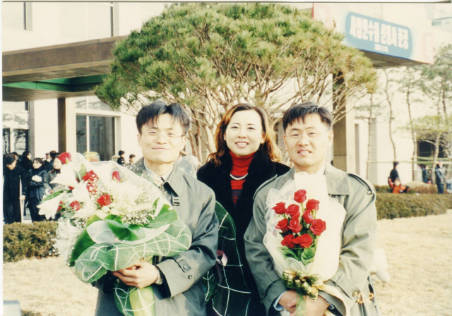 김관영(오른쪽) 의원이 사법연수원 수료식에서 형수·막내 동생과 함께 기념 촬영을 하고 있다./김관영 의원실 제공