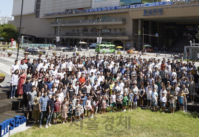 지난 주 창립 35주년을 맞은 비트컴퓨터가 서울 왕십리 비트플렉스에서 임직원과 가족, 협력사 관계자들을 초청해 회사 창립을 자축하는 행사를 개최했다. /사진제공=비트컴퓨터