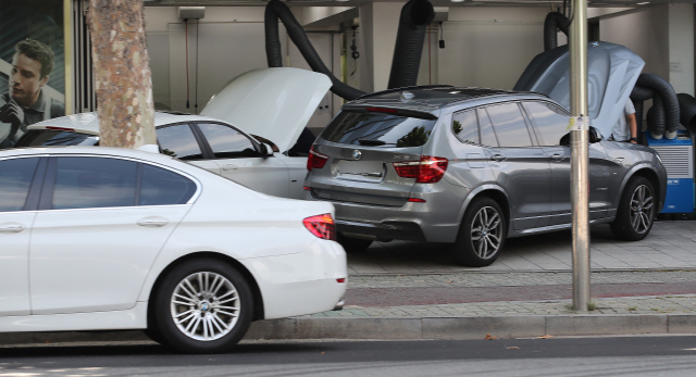 연쇄 차량 화재사고로 논란을 빚고 있는 BMW 디젤 엔진 리콜(결함 시정)이 시작된 20일 오전 서울 송파구의 한 BMW 공식서비스 센터가 리콜과 안전 점검을 받으려는 차량으로 붐비고 있다./연합뉴스