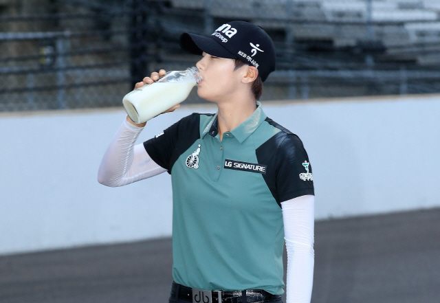 박성현이 IWIT 챔피언십에서 우승한 뒤 자동차경주 ‘인디 500’ 챔피언 세리머니처럼 우유를 마시고 있다. /인디애나폴리스=AFP연합뉴스
