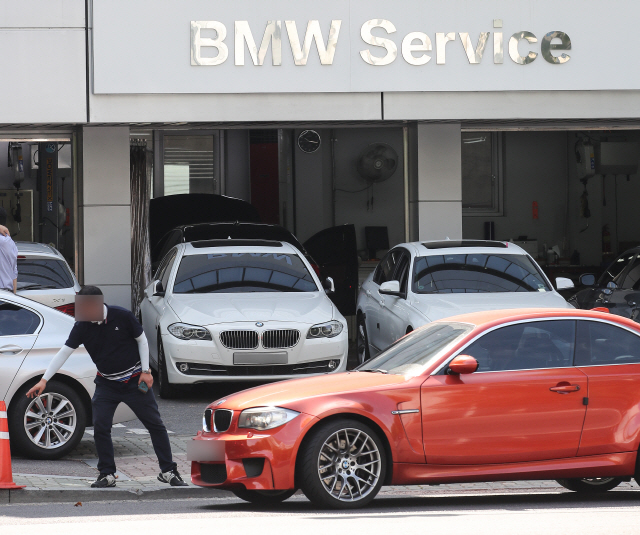 연쇄 차량 화재사고로 논란을 빚고 있는 BMW 디젤 엔진 리콜(결함 시정)이 시작된 20일 오전 서울 송파구의 한 BMW 공식서비스 센터가 리콜과 안전 점검을 받으려는 차량으로 붐비고 있다./연합뉴스