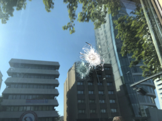 20일(현지시간) 총격이 가해진 터키 수도 앙카라의 미국 대사관/앙카라=AP연합뉴스