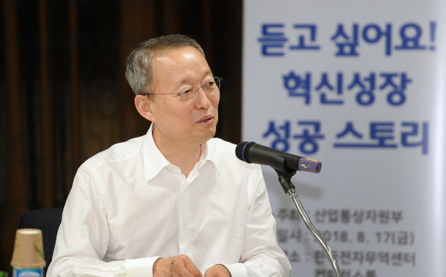 백운규 산업통상자원부 장관이 17일 경기 성남 한국전자무역센터에서 열린 ‘혁신성장 성공 기업인과의 간담회’에서 발언하고 있다./연합뉴스