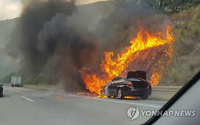 BMW 승용차, 고속도로서 또 불…운행정지 미대상