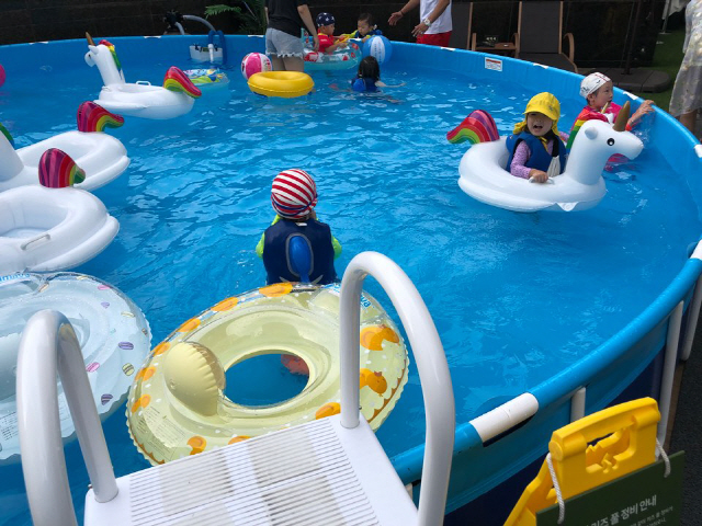 아이들이 인터컨티넨탈 서울 코엑스호텔 3층 피트니스센터 야외 테라스에 마련된 야외 수영장에서 즐거운 시간을 보내고 있다.