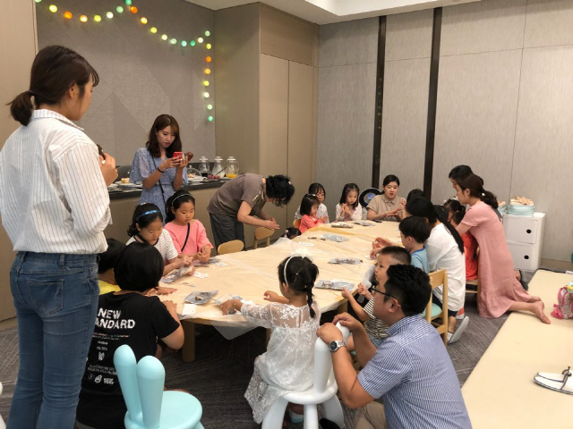 인터컨티넨탈 서울 코엑스호텔 2층 키즈 라운지에 마련된 키즈 프로그램에 참여한 아이들이 팔찌를 만들며 행복한 시간을 보내고 있다.