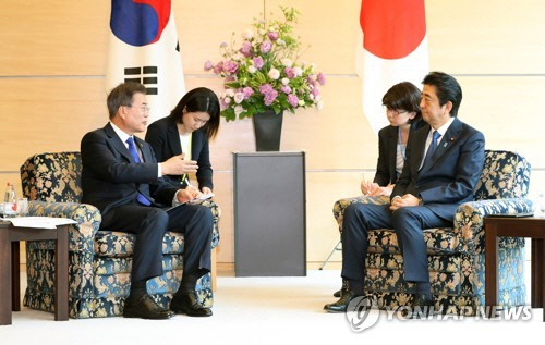 문재인(왼쪽) 대통령과 아베 신조 일본 총리가 지난 5월 9일 오후 일본 도쿄 총리관저에서 열린 한·일 정상회담에서 환담하고 있다. /연합뉴스