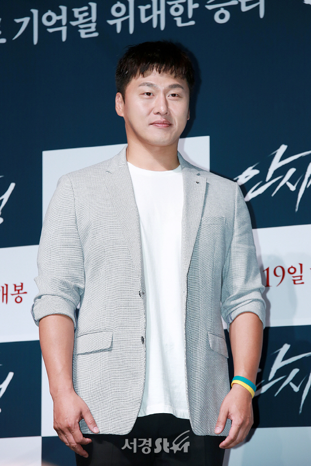 배우 오대환이 영화 ‘안시성’ 제작보고회에 참석해 포토타임을 갖고 있다.