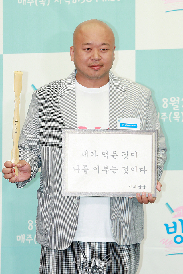 돈스파이크가 Mnet ‘방문교사‘ 제작발표회에 참석해 포토타임을 갖고 있다.