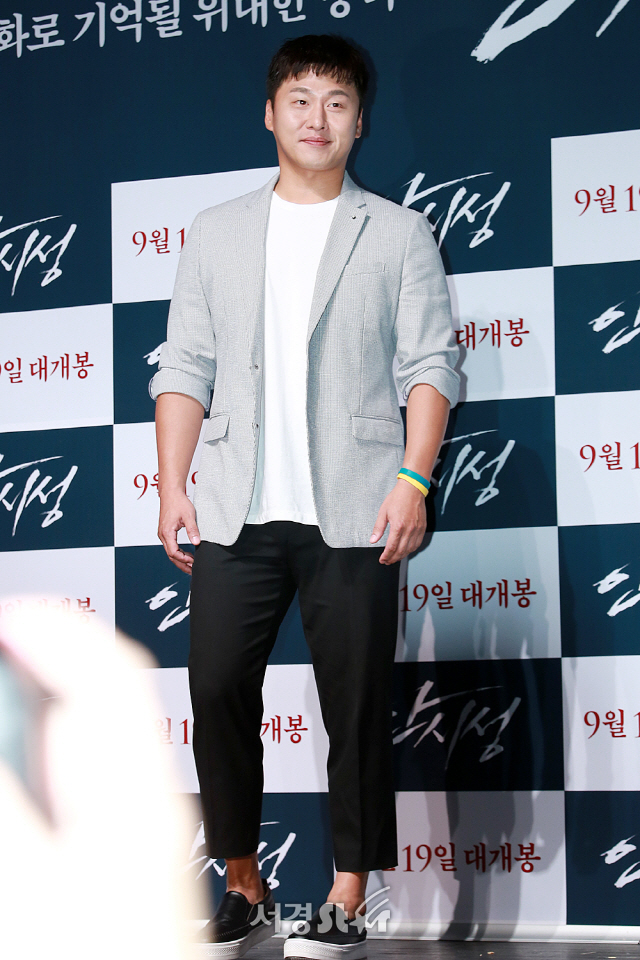 배우 오대환이 영화 ‘안시성’ 제작보고회에 참석해 포토타임을 갖고 있다.