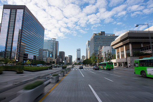 서울시가 2025년까지 시내버스의 100%를 저상버스로 바꾼다. 마을버스용 중형 저상버스도 2020년부터 단계적으로 도입된다./이미지투데이