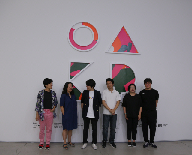 옥해의 작가상 2018에 참여한 옥인콜렉티브의 김화용(왼쪽부터),구민자, 정은영, 정재호, 옥인콜렉티브의 이정민과 진시우.