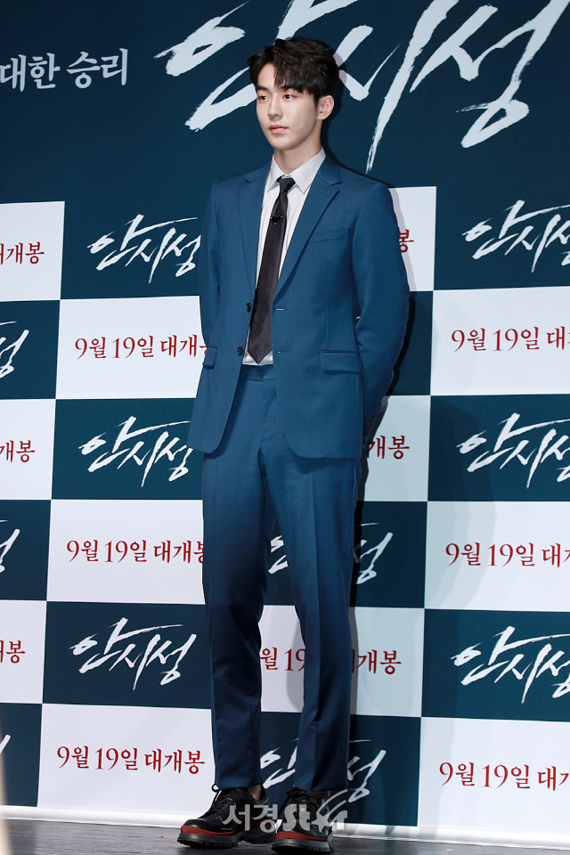 배우 남주혁이 영화 ‘안시성’ 제작보고회에 참석해 포토타임을 갖고 있다.