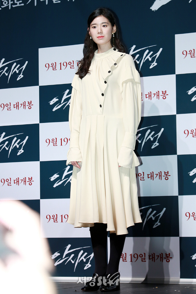 배우 정은채가 영화 ‘안시성’ 제작보고회에 참석해 포토타임을 갖고 있다.