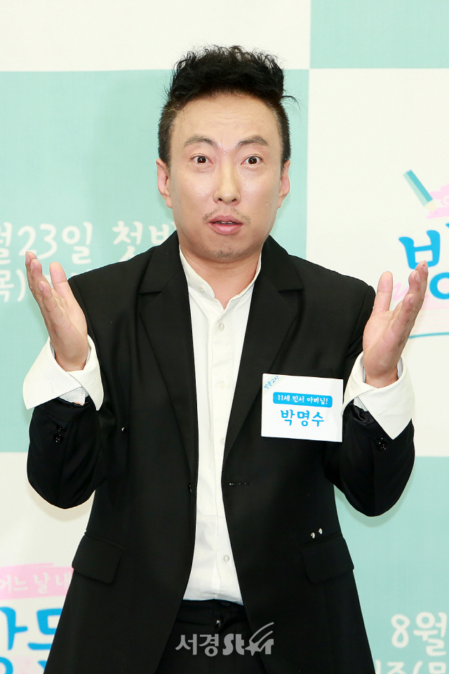 박명수가 Mnet ‘방문교사‘ 제작발표회에 참석해 포토타임을 갖고 있다.