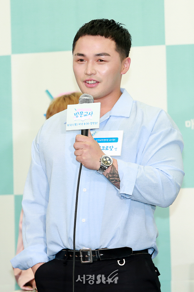 마이크로닷이 Mnet ‘방문교사‘ 제작발표회에 참석해 포토타임을 갖고 있다.