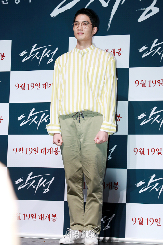 배우 엄태구가 영화 ‘안시성’ 제작보고회에 참석해 포토타임을 갖고 있다.