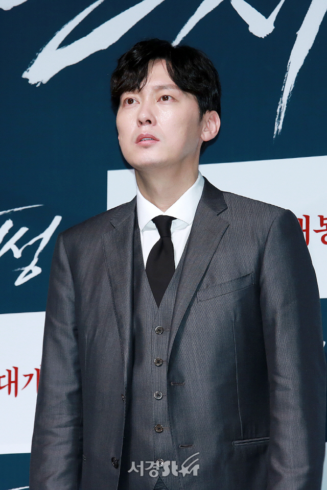 배우 박병은이 영화 ‘안시성’ 제작보고회에 참석해 포토타임을 갖고 있다.