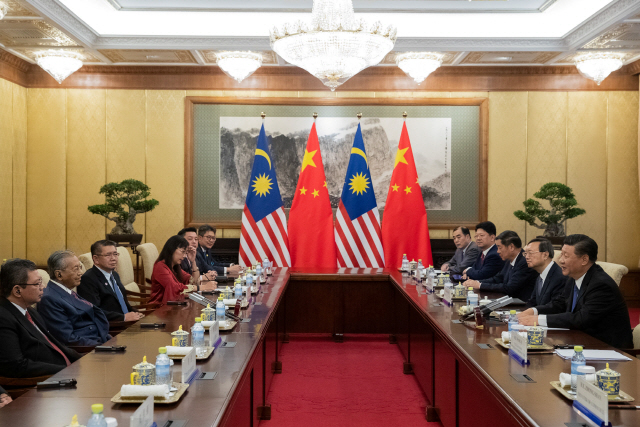 마하티르 모하맛(왼쪽 두번째) 말레이시아 총리와 시진핑(오른쪽) 중국 국가주석이 20일(현지시간) 댜오위타이 국빈관에서 회담하고 있다.   /베이징=로이터연합뉴스